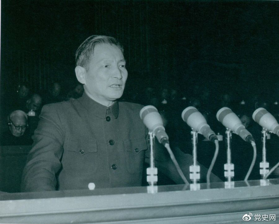 1956年12月，陳云在中華工商業(yè)聯(lián)合會第二屆會員代表大會上作報告。
