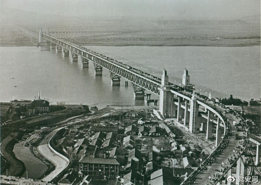 1968年12月29日， 南京長江大橋全面建成通車。這是當時中國自行設(shè)計建造的最大的鐵路、公路兩用橋。