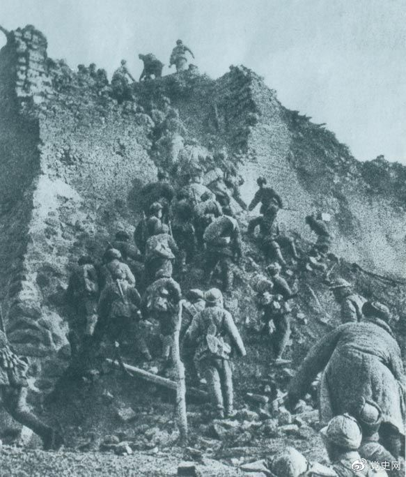 1948年12月，人民解放軍向新保安守敵發(fā)起攻擊。這是解放軍戰(zhàn)士登上新保安城頭。 